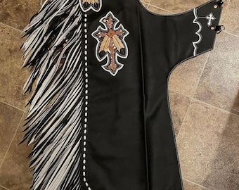 Chaparreras de rodeo de cuero hechas a mano - Cruz floral repujada y flecos blancos - Unisex Western