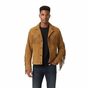 Könnte beinhalten: Eine hellbraune Wildlederjacke mit langen Fransen an der Brust und entlang der äußeren Ärmel. Die Jacke verfügt über einen Kragen, eine Knopfleiste mit vier sichtbaren Knöpfen und zwei aufgesetzte Taschen im unteren Bereich.
