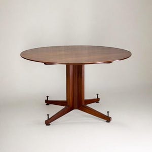 Mesa de comedor circular vintage de madera y latón, década de 1950.