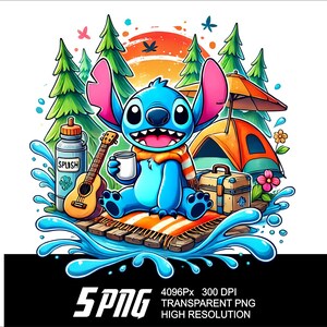 Puede incluir: Una vibrante ilustraci&oacute;n de un personaje de dibujos animados azul con grandes orejas, sonriendo y sosteniendo una taza, sentado en una plataforma de madera. La escena incluye una tienda de campa&ntilde;a, una guitarra, una botella de agua y un fondo de puesta de sol. La imagen tiene el texto "5PNG".