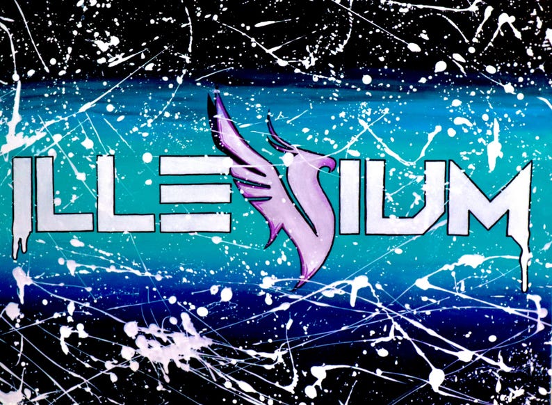 Op de afbeelding: Abstract kunstwerk met het woord "ILLENIUM" in witte blokletters en een paars vogel embleem. De achtergrond verloopt van turquoise naar donkerblauw, met witte verfspatten.