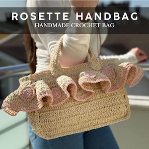 Handgemachte Häkeltasche mit Rüschen - Helle Strohfarbe & Rosa Rosetten, Sommertasche, Schultertasche aus Papiergarn, Schultertasche aus Raffia
