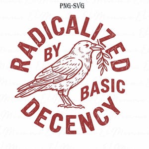 Puede incluir: Un diseño gráfico rojo presenta un cuervo sosteniendo una ramita, rodeado por las palabras "RADICALIZED BY BASIC DECENCY". El diseño tiene una estética vintage y desgastada, adecuado para ropa o decoración del hogar.