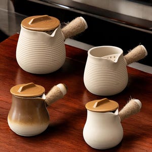 Tetera de cerámica con asa lateral y colador incorporado: tetera rústica de estilo japonés para té de hojas sueltas, regalo de cerámica moderna.