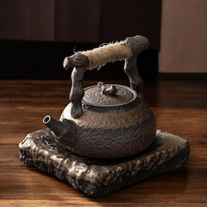 Tetera japonesa de cerámica rústica con asa estilo madera: tetera wabi sabi única para decoración del hogar, regalo zen o colección para amantes del té.