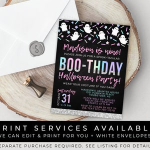 Op de afbeelding: Een zwart-witte Halloween-partij uitnodiging met een roze en blauwe glitterontwerp. De uitnodiging zegt "Madison is negen!" en "Boo-Thday Halloween Party!" met een spook- en confetti-ontwerp. De uitnodiging bevat de datum, tijd en locatie van het feest.