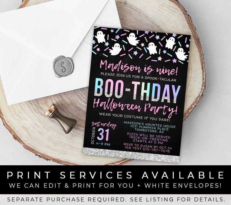 Op de afbeelding: Een zwart-witte Halloween-partij uitnodiging met een roze en blauwe glitterontwerp. De uitnodiging zegt "Madison is negen!" en "Boo-Thday Halloween Party!" met een spook- en confetti-ontwerp. De uitnodiging bevat de datum, tijd en locatie van het feest.