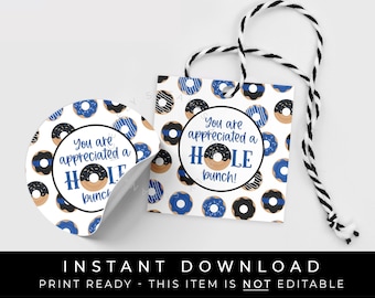 Puede incluir: Una etiqueta de regalo imprimible con temática de donas con el texto "You are appreciated a hole bunch!" en un círculo sobre un fondo blanco con donas azules y negras.