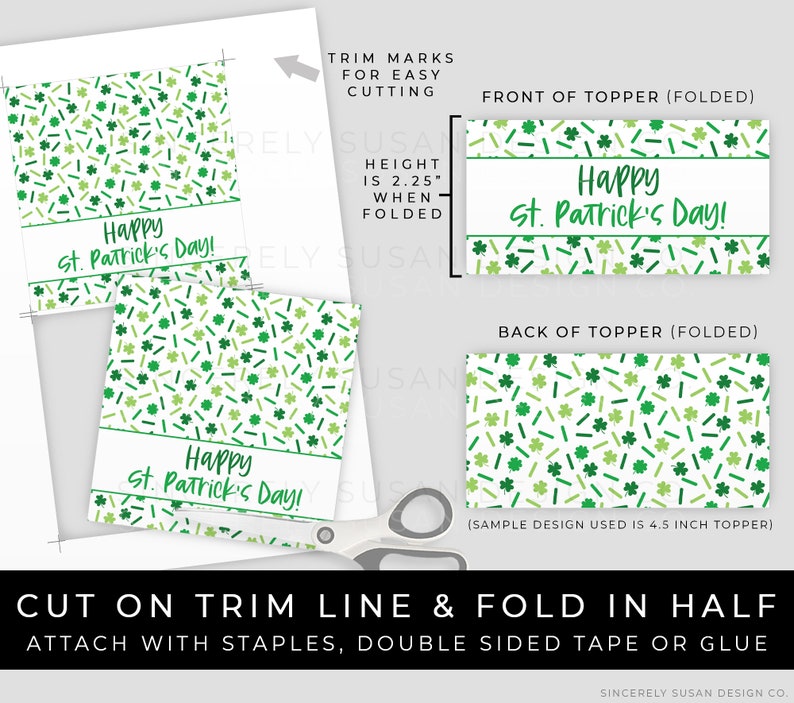 Puede incluir: Hoja impresa con dise&ntilde;os de adornos para tartas del D&iacute;a de San Patricio. Los adornos presentan una pancarta blanca con el texto "Happy St. Patrick's Day!" en verde, rodeada de tr&eacute;boles y virutas verdes. La altura plegada es de 5,7 cm.
