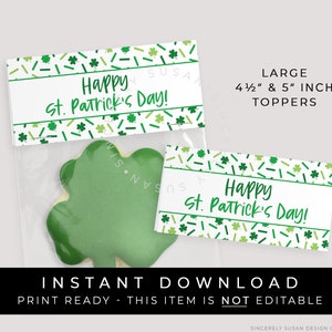 Puede incluir: Una galleta verde en forma de tr&eacute;bol dentro de una bolsa transparente, sellada con una etiqueta blanca. La etiqueta dice "Happy St. Patrick's Day!" en verde, con dise&ntilde;os de tr&eacute;boles y confeti. El texto "INSTANT DOWNLOAD" est&aacute; en la parte inferior. Los adornos miden 11,4 cm y 12,7 cm.