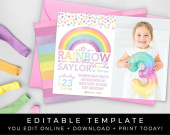 Puede incluir: Plantilla de invitación de fiesta de cumpleaños de arcoíris editable con una foto de una niña sosteniendo un globo de arcoíris número tres. La invitación presenta un arcoíris con corazones y el texto "Es una fiesta de cumpleaños de arcoíris Saylor tiene tres años".