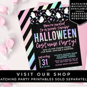 Op de afbeelding: Een zwarte en roze Halloween-uitnodiging met een holografische regenboogachtergrond. De uitnodiging bevat een spook en sprinkels met de tekst "You're invited to a spook-tacular Halloween Costume Party!" en details over het feest. De tekst "Matching Invitation Available Separate Purchase Required" staat in de rechterbovenhoek.