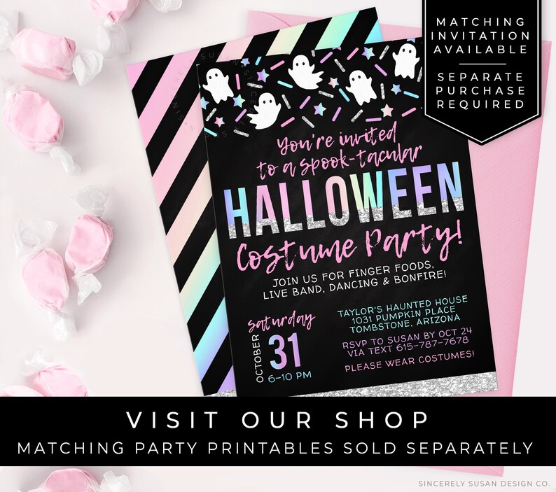 Op de afbeelding: Een zwarte en roze Halloween-uitnodiging met een holografische regenboogachtergrond. De uitnodiging bevat een spook en sprinkels met de tekst "You're invited to a spook-tacular Halloween Costume Party!" en details over het feest. De tekst "Matching Invitation Available Separate Purchase Required" staat in de rechterbovenhoek.