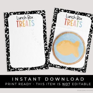 Puede incluir: Dos etiquetas imprimibles para golosinas de la caja de almuerzo con un diseño de papel de cuaderno en blanco y negro. El texto "Lunch Box Treats" está en colores arcoíris. Una etiqueta tiene un espacio en blanco para escribir. La otra etiqueta tiene una galleta de pescado azul y amarilla.