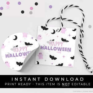 Puede incluir: Etiquetas de regalo de Halloween imprimibles con fondo blanco y un patr&oacute;n repetido de murci&eacute;lagos negros, fantasmas rosas y estrellas plateadas. El texto "Happy Halloween" est&aacute; escrito en letras rosas y moradas con un efecto de goteo.