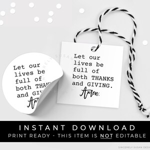 Puede incluir: Una etiqueta de regalo imprimible para el Día de Acción de Gracias con el texto "Let our lives be full of both THANKS and GIVING. Amen." La etiqueta es blanca con texto negro y está unida a un cordel blanco y negro.