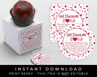 Op de afbeelding: Printbare etiketten voor warme chocolademelk bommen met een roze en rood confettipatroon en de tekst "Hot Chocolate Bomb". De etiketten zijn ontworpen voor een Valentijnsdagthema.