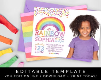 Puede incluir: Plantilla de invitación de fiesta de cumpleaños arcoíris editable con una foto de un niño. La invitación presenta un arcoíris con corazones y el texto "Es una fiesta de cumpleaños arcoíris Sophia tiene ocho años".