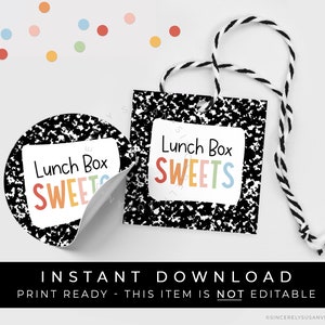Può includere: Etichette e adesivi stampabili per la scatola del pranzo con un design di carta per quaderni bianco e nero. Il testo sulle etichette e sugli adesivi recita "Lunch Box Sweets" in colori arcobaleno.