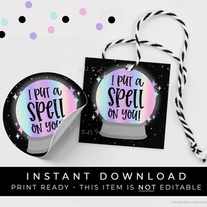 Peut inclure: Ensemble d'autocollants et d'étiquettes noirs avec un motif de boule de cristal et le texte "I PUT A SPELL ON YOU!". La boule de cristal présente un effet dégradé arc-en-ciel. L'étiquette est attachée avec une ficelle noire et blanche.