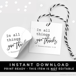 Puede incluir: Etiqueta de regalo imprimible con el texto "En todo dad gracias. 1 Tesalonicenses 5:18" en fuente de letra cursiva negra sobre fondo blanco.