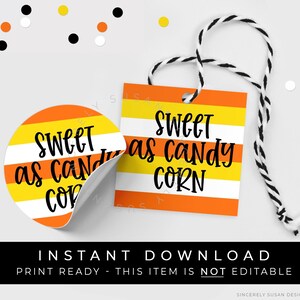 Op de afbeelding: Een ronde sticker en een vierkant label met de tekst "Sweet as Candy Corn" in zwart script. De ontwerpen hebben oranje, gele en witte horizontale strepen, die lijken op snoepmaïs. Een zwart-wit touwtje is aan het label bevestigd.