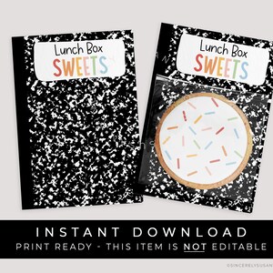 Può includere: Etichette per lunch box stampabili con un design di carta per quaderni bianco e nero. Le etichette presentano il testo "Lunch Box Sweets" in lettere arcobaleno.