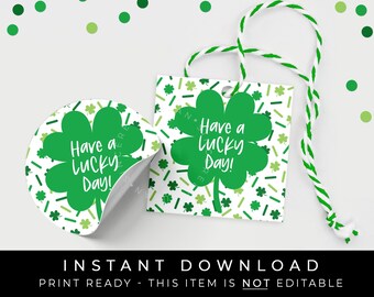 Puede incluir: Etiquetas de regalo imprimibles verdes y blancas con un diseño de trébol de cuatro hojas y el texto "Have a Lucky Day!" Las etiquetas están decoradas con confeti verde y blanco. Las etiquetas están atadas a un cordel blanco y verde.