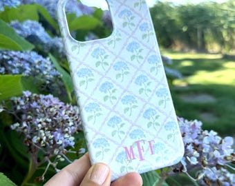Monogramme personnalisé coque de téléphone bleu hortensia rose lattice preppy, initiale personnalisée iPhone 17 16 15 Pro Max chinoiseries chic