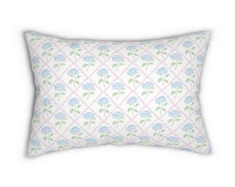 Coussin à motif d'hortensias bleus et de treillis rose avec garniture, 35,5 x 51 cm. Inspiration preppy pour une chambre d'étudiant, une chambre ou un salon.