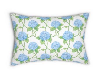 Coussin lombaire décoratif à motif d'hortensias bleus avec garniture, 35,5 x 51 cm. Style preppy, idéal pour une chambre d'étudiant, un salon ou une chambre d'étudiant.