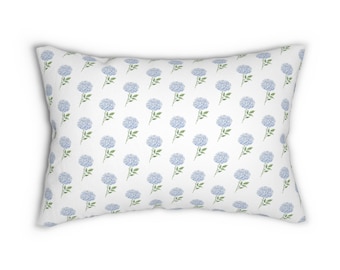 Coussin lombaire monogrammé à motif d'hortensias bleus avec garniture amovible