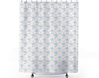Rideau de douche à motif floral d'hortensias bleus et treillis rose | Rideau de salle de bain style cottagecore à motif botanique pour résidence étudiante