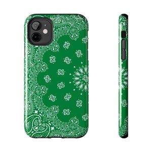 Puede incluir: Funda de teléfono verde con un diseño de bandana paisley blanco. La imagen muestra la funda desde el frente y el lateral, destacando los detalles del patrón. La funda está diseñada para un teléfono inteligente.