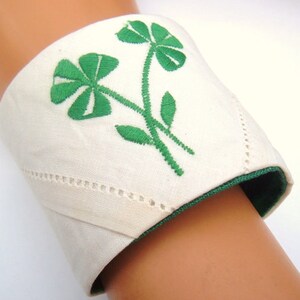 Luck O The Irish Vintage Recycled Fabric Shamrock green and white Cuff Bracelet bild 3