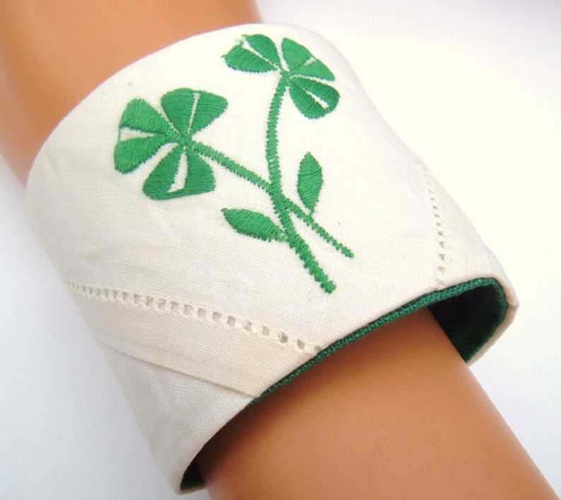 Luck O The Irish Vintage Recycled Fabric Shamrock green and white Cuff Bracelet bild 3