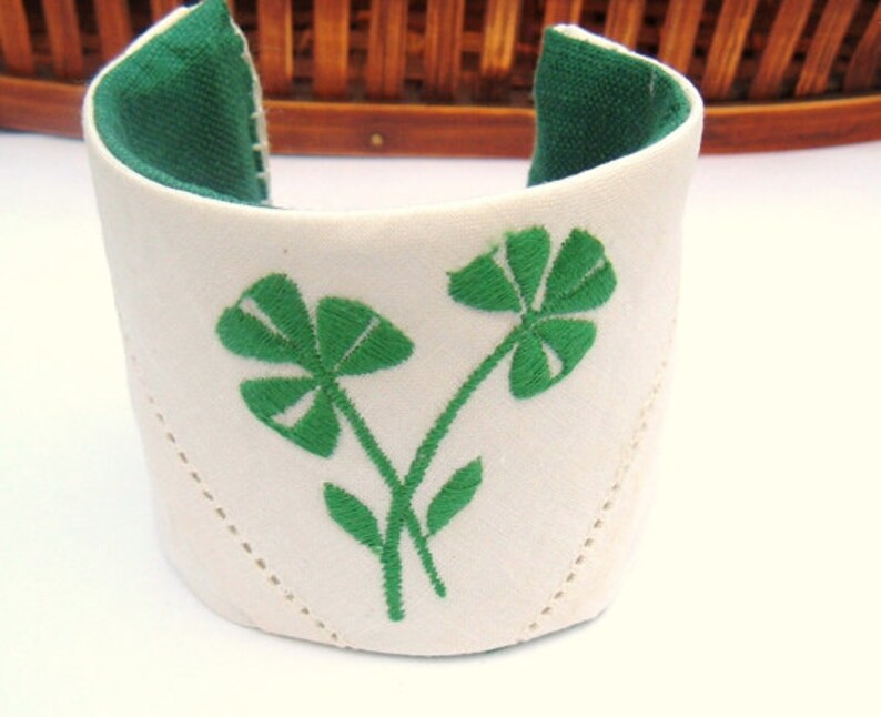 Luck O The Irish Vintage Recycled Fabric Shamrock green and white Cuff Bracelet bild 1