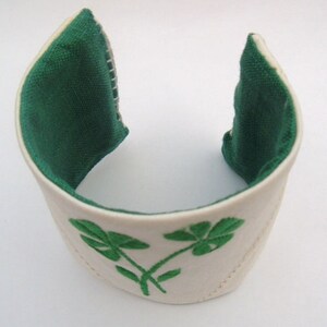 Luck O The Irish Vintage Recycled Fabric Shamrock green and white Cuff Bracelet bild 5