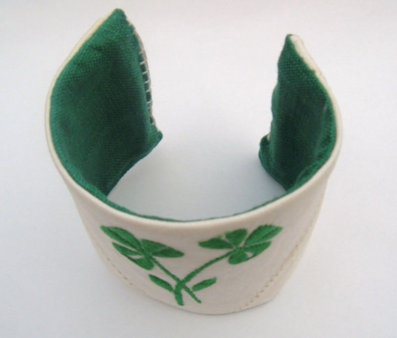 Luck O The Irish Vintage Recycled Fabric Shamrock green and white Cuff Bracelet bild 5