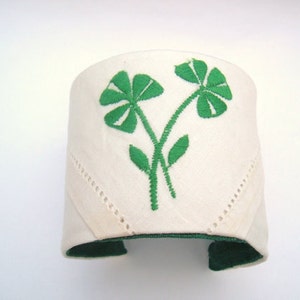 Luck O The Irish Vintage Recycled Fabric Shamrock green and white Cuff Bracelet bild 4