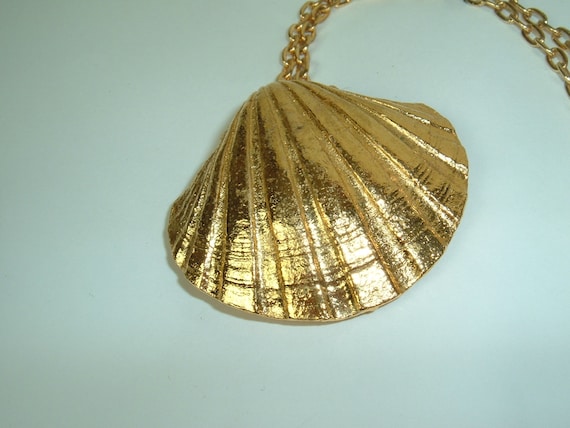 Revlon Intimate Gilded Scalloped Shell Locket: Vi… - image 4