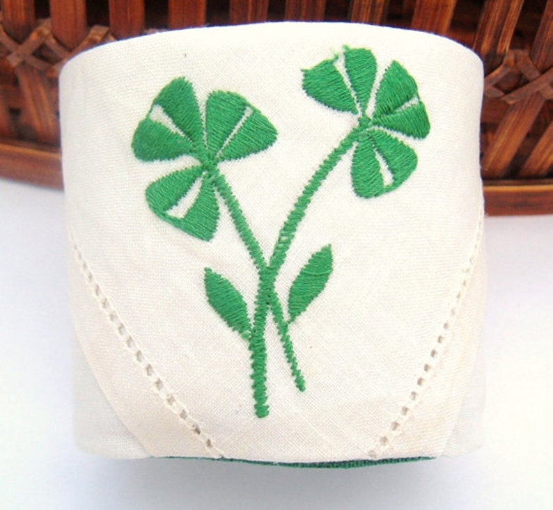 Luck O The Irish Vintage Recycled Fabric Shamrock green and white Cuff Bracelet bild 2