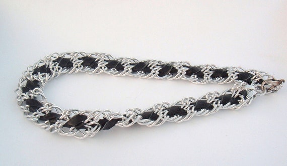 Black and Silvertone metal link vintage necklace - image 2
