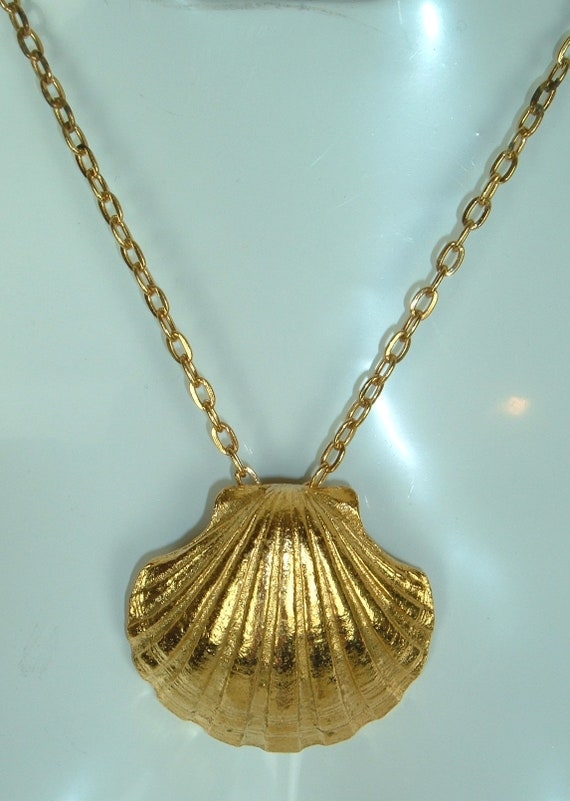 Revlon Intimate Gilded Scalloped Shell Locket: Vi… - image 2