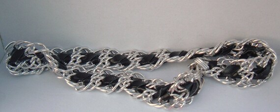 Black and Silvertone metal link vintage necklace - image 3