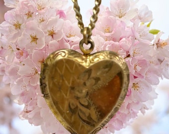 Vintage Locket Necklace,Heart Love Locket, etched locket,Photo locket, Floral Locket,wedding locket, Mother gift,Victorian inspired