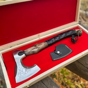 Handgemaakte bijl voor kamperen, jagen en bushcraft met gepersonaliseerde houten kist als cadeau voor verloving, bruiloft, jubileum of huwelijksaanzoek