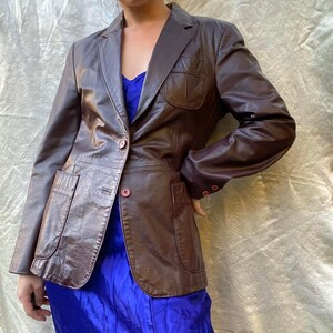 Blazer vintage de cuero marrón oscuro para mujer, solapa con muesca, bolsillo con solapa y botones. Hecho a mano. Regalo perfecto de invierno para ella.