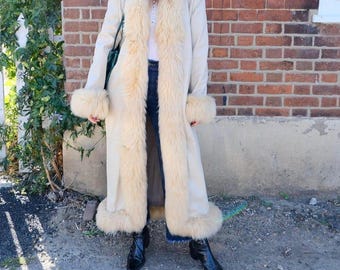 Cappotto Penny Lane in pelle di pecora color crema, giacca afghana lunga con finiture in vera pelliccia di montone, cappotto invernale boho anni '70 per donna, regali per lei