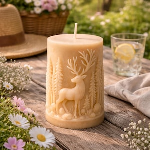 Handgemaakte Woodland Deer Candle – Decoratieve kaars met natuurpijler